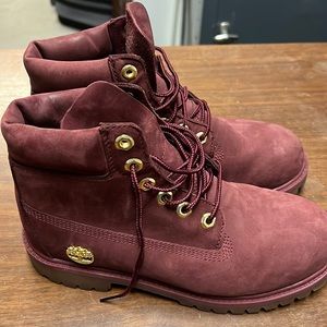 Women’s size (6) Timberland boots.